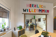 länglicher Raum mit langer Tafel und Stühlen