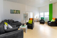 grosser heller Raum mit Sitzmöbel