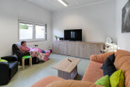 grosser Raum mit Fernseher und Sitzmöbel