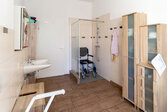 helles geräumiges Badezimmer mit behintertengerechter Dusche